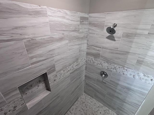 bathroom featuring tiled shower