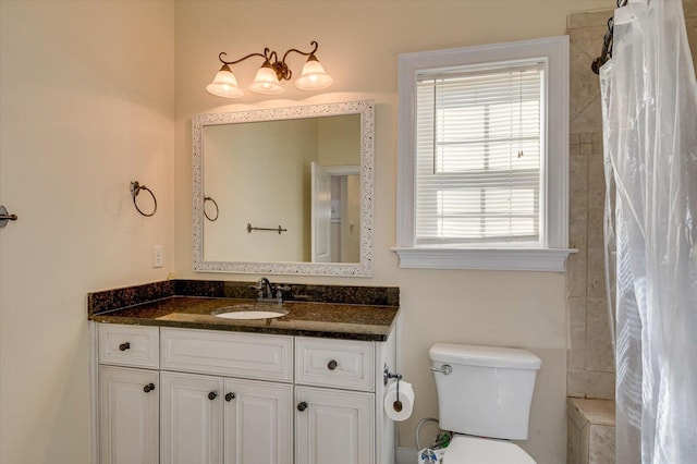 bathroom with a shower with curtain, vanity, and toilet