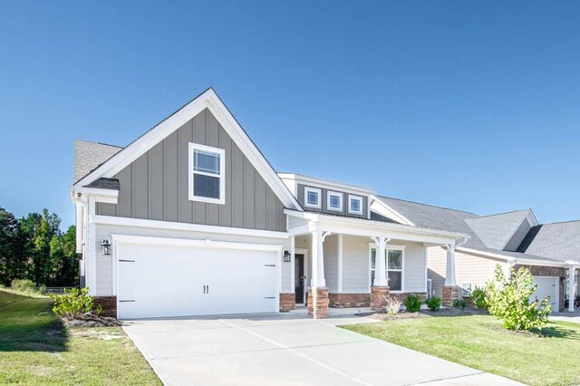 view of front of house featuring a garage and a front yard