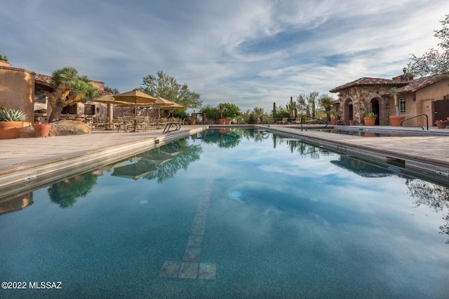 view of swimming pool