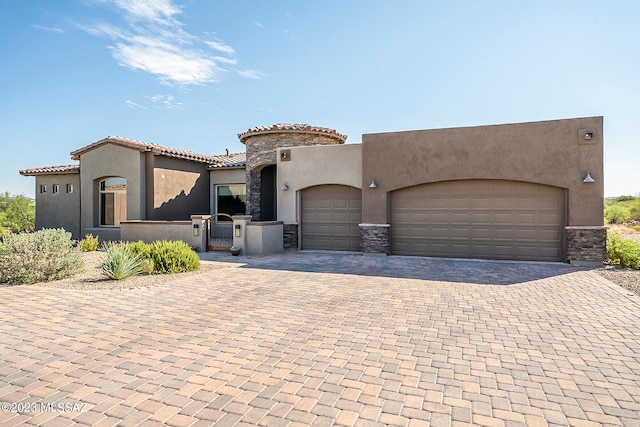 view of front facade featuring a garage