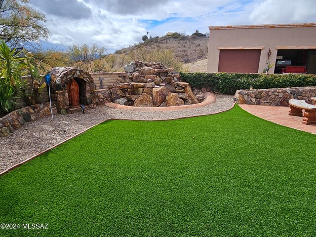 view of yard featuring a mountain view