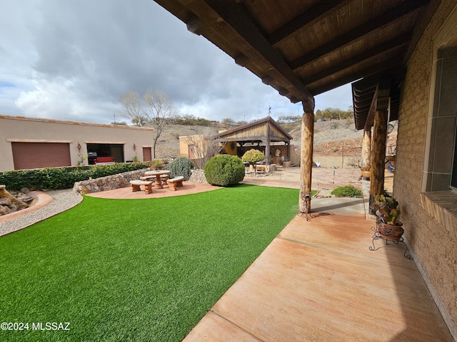 view of yard featuring a patio