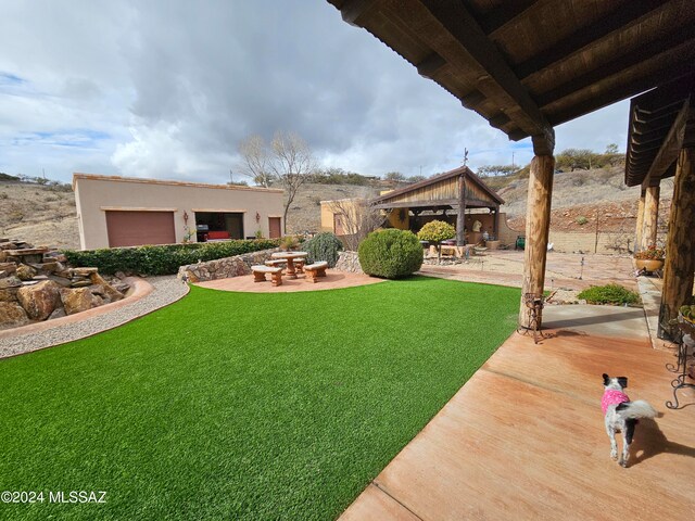 view of yard with a patio