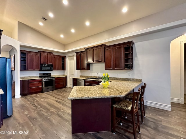 464 N 1st Ave, Thatcher, AZ 85552 - kitchen featuring kitchen peninsula, appliances with stainless steel finishes, vaulted ceiling, dark wood-type flooring, and sink