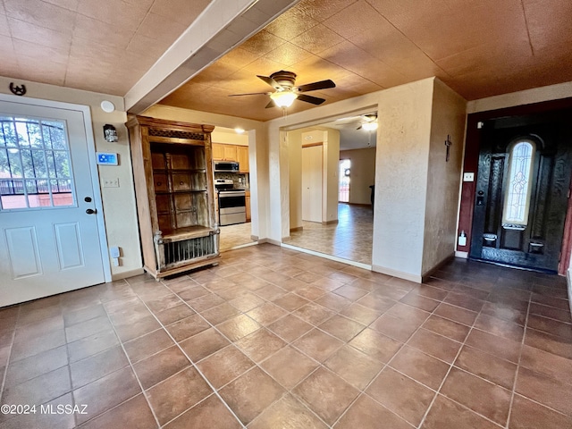 foyer entrance featuring ceiling fan