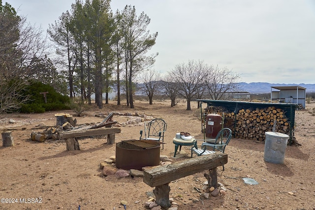 view of yard with a mountain view