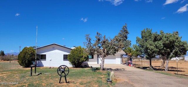 view of front facade featuring a garage and a front yard