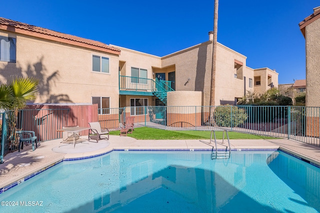 view of swimming pool featuring a yard