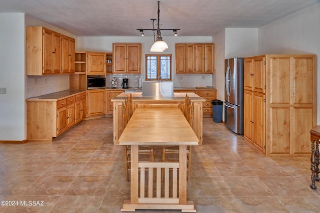 kitchen featuring pendant lighting, stainless steel appliances, backsplash, and a center island