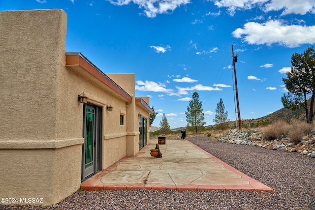 view of yard featuring a patio