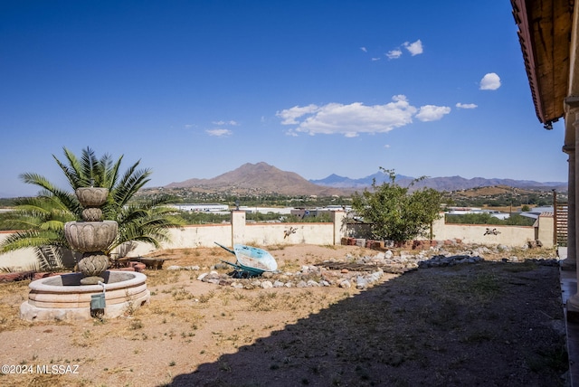 view of yard with a mountain view