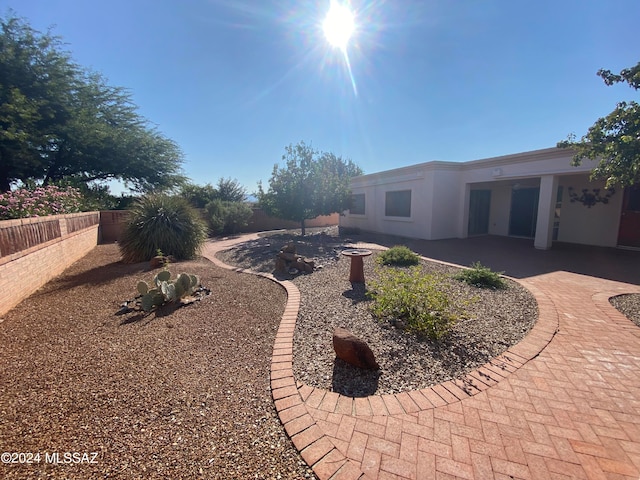 view of yard featuring a patio area