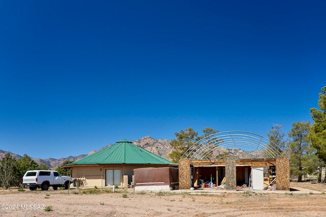 view of front of property featuring a mountain view