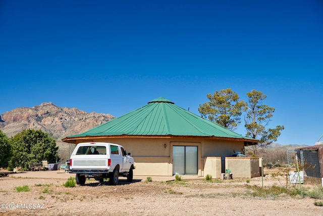 view of front of home featuring a mountain view