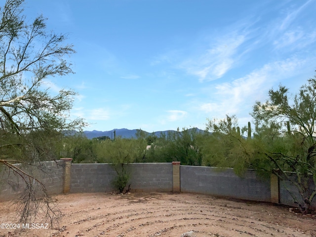 view of yard featuring a mountain view