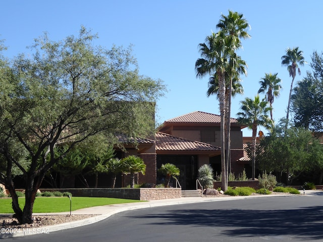 view of front of property featuring a front lawn