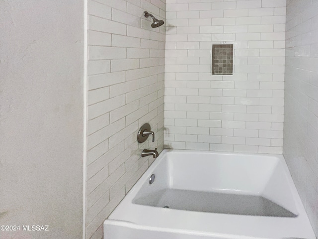 bathroom with tiled shower / bath combo