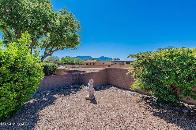 view of yard with a mountain view