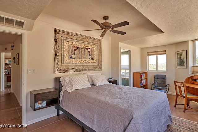 bedroom featuring ceiling fan and a textured ceiling