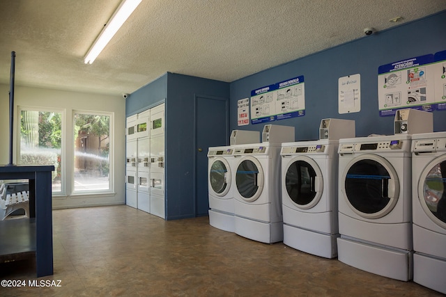 laundry room featuring a textured ceiling and independent washer and dryer