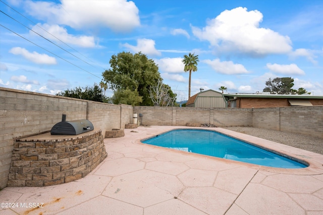 view of swimming pool featuring a patio