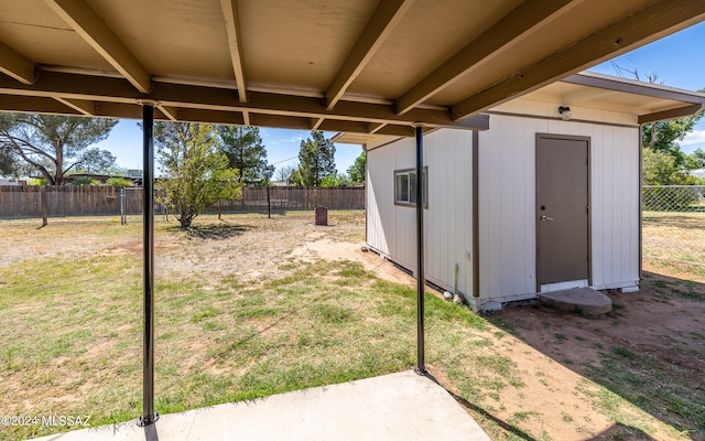 view of yard featuring a storage shed