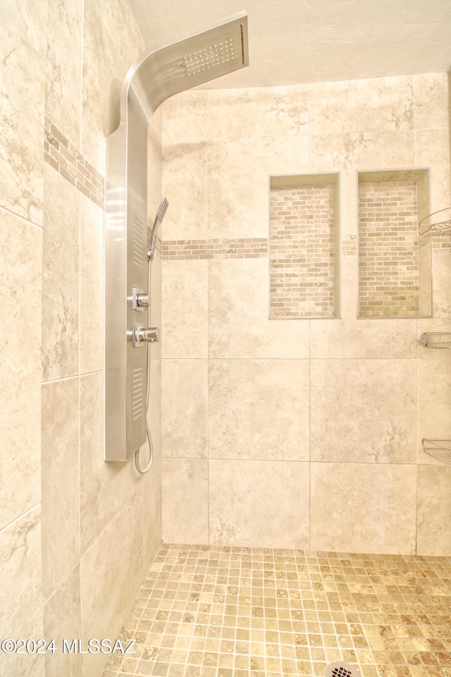 bathroom featuring a tile shower