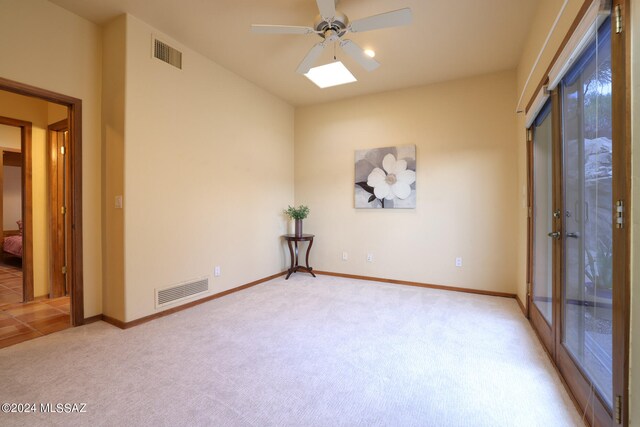 carpeted spare room featuring ceiling fan