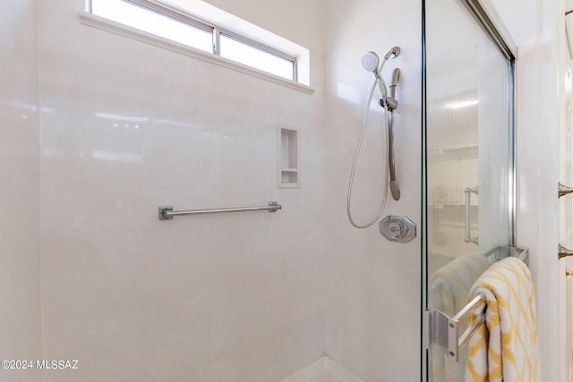 bathroom featuring tiled shower