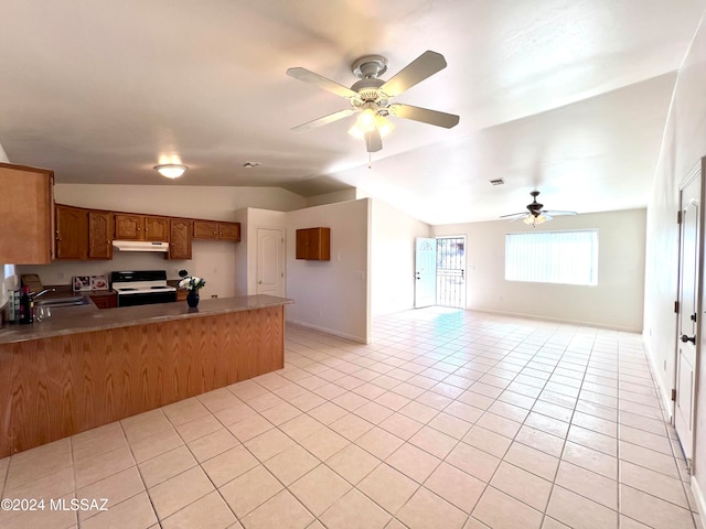 kitchen with kitchen peninsula, vaulted ceiling, ceiling fan, and electric stove