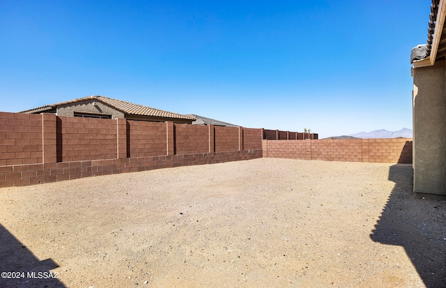 view of yard featuring a mountain view