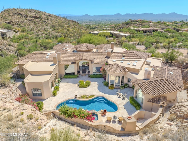 birds eye view of property featuring a mountain view