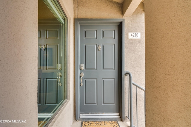 view of exterior entry featuring stucco siding