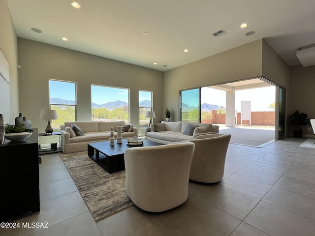 living room featuring a mountain view