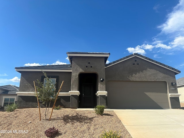 view of front facade featuring a garage