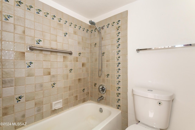 bathroom with tiled shower / bath and toilet