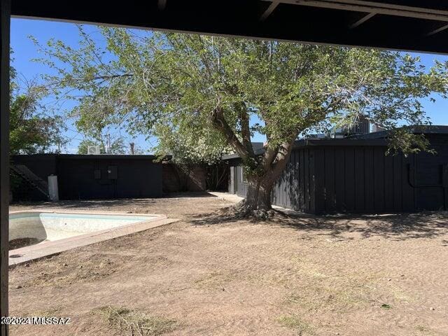 view of yard with an empty pool