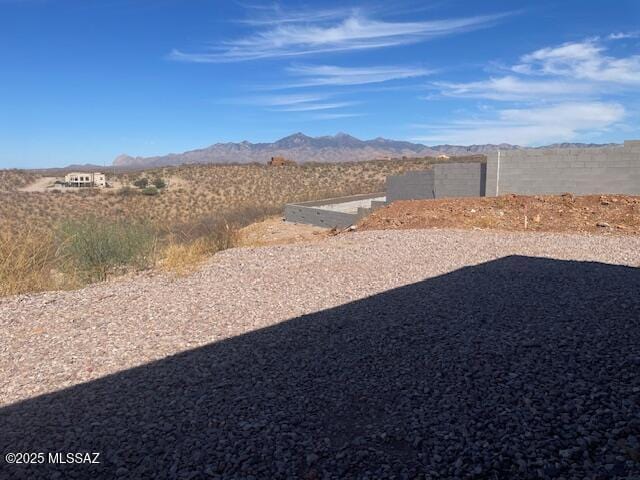 view of yard with fence and a mountain view