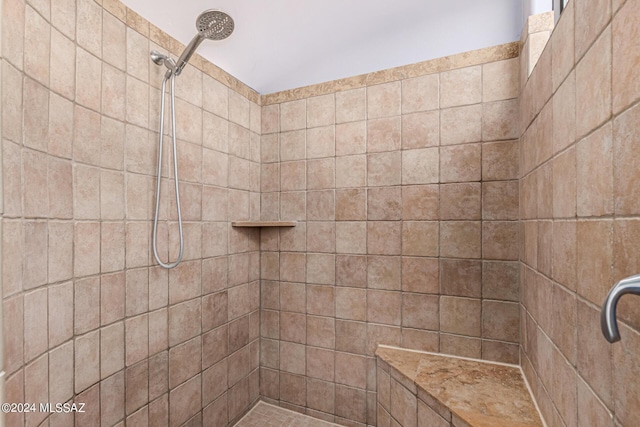 bathroom featuring a tile shower