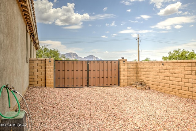 view of yard featuring a mountain view