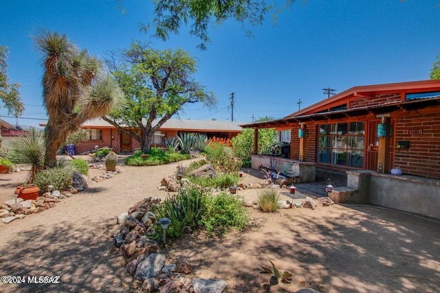 view of yard featuring a patio