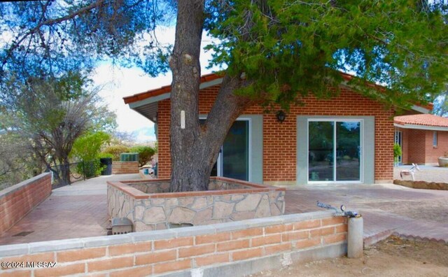 view of front facade featuring a patio