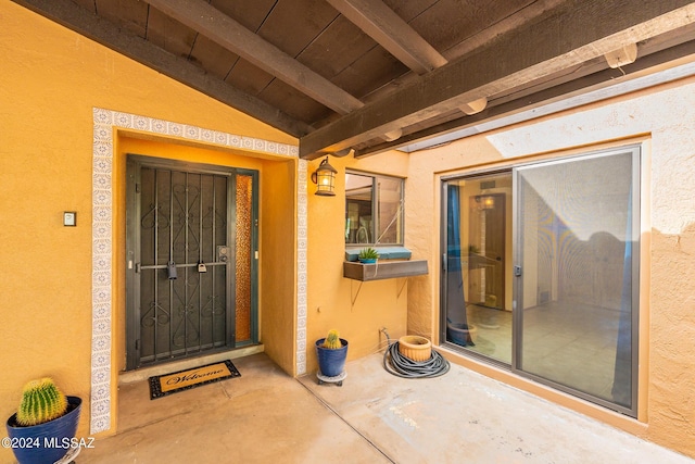 view of exterior entry featuring stucco siding