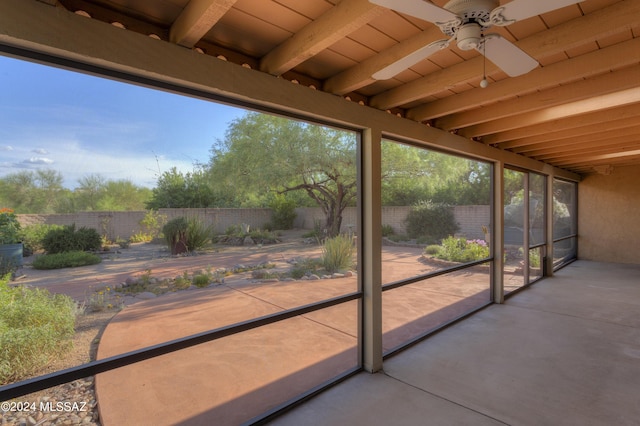 sunroom with ceiling fan