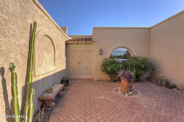 entrance to property featuring a patio area