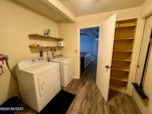 laundry room featuring sink, ceiling fan, washing machine and dryer, and dark wood-type flooring