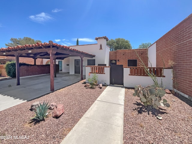 view of front of property featuring a pergola