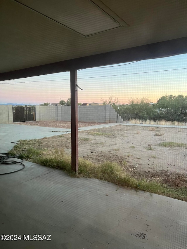 view of yard at dusk