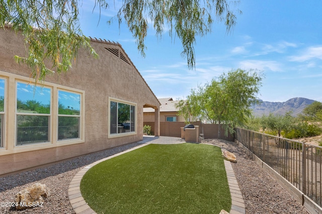 view of yard featuring a mountain view